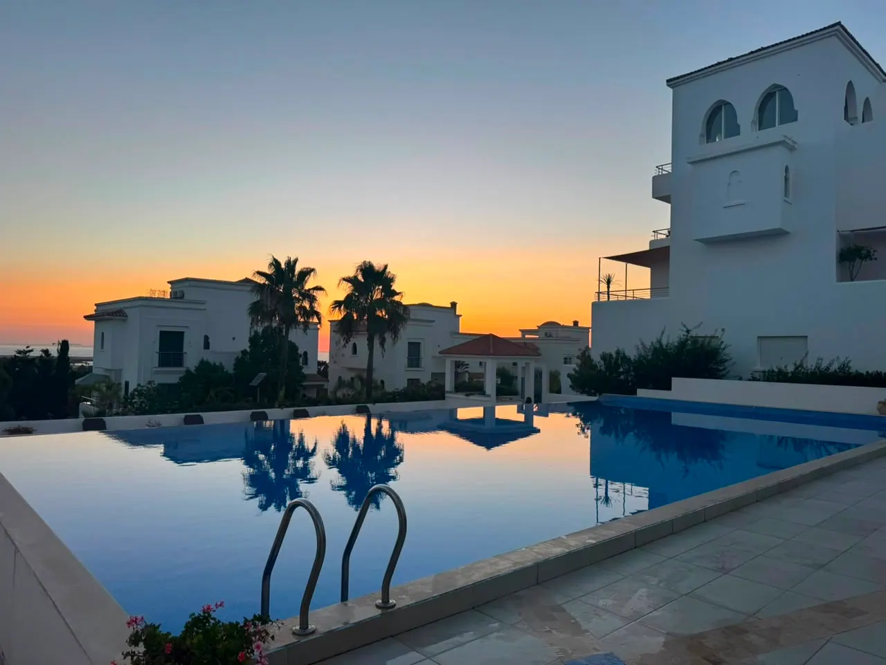 Piscine de la résidence à Asilah au coucher du soleil