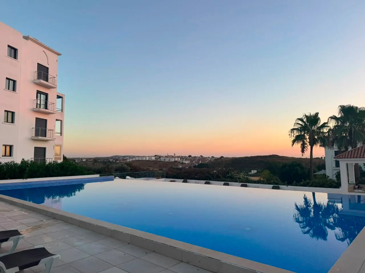 Vue panoramique sur la piscine de la résidence à Asilah
