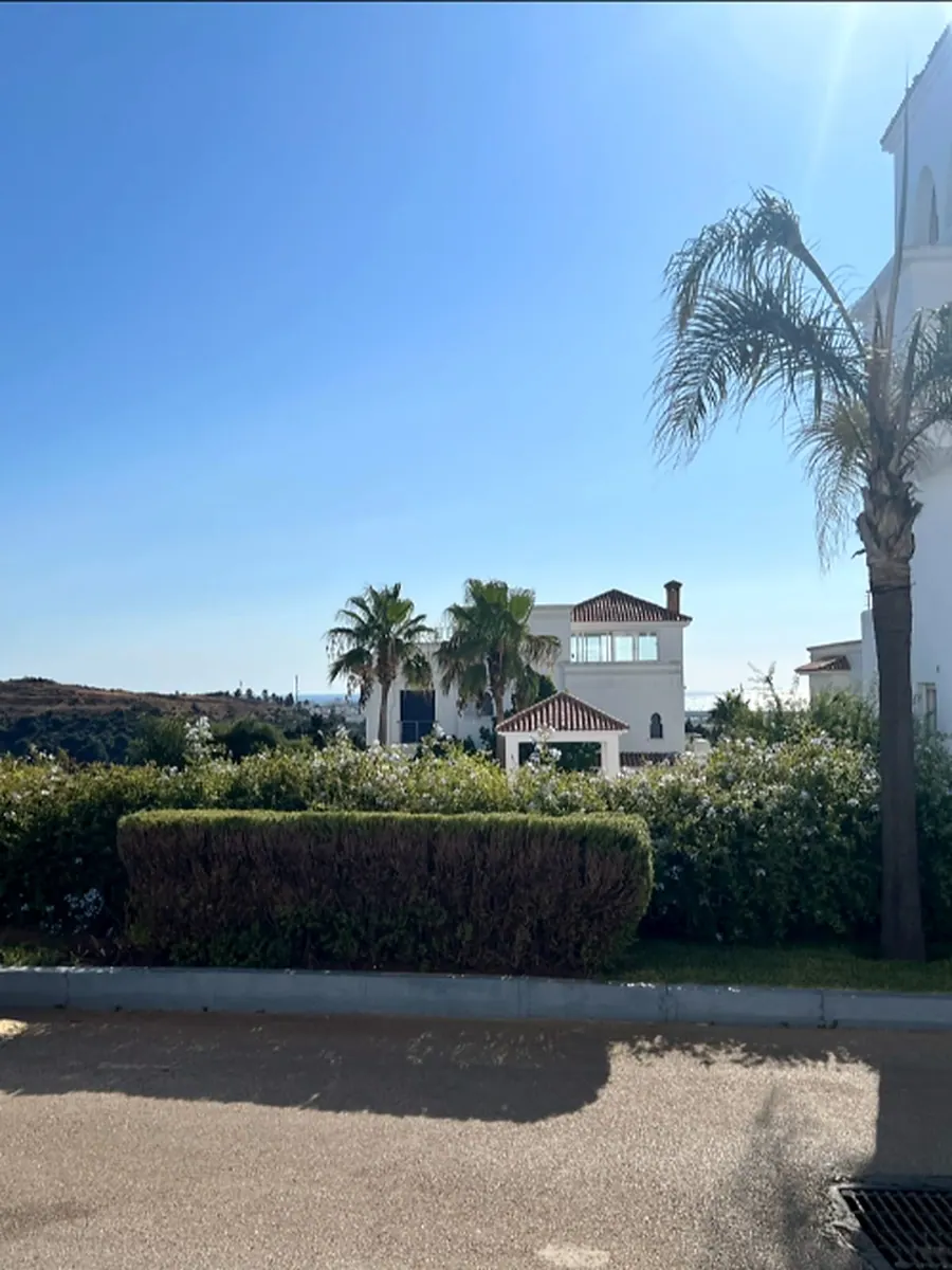 Jardins et allées de la résidence à Asilah
