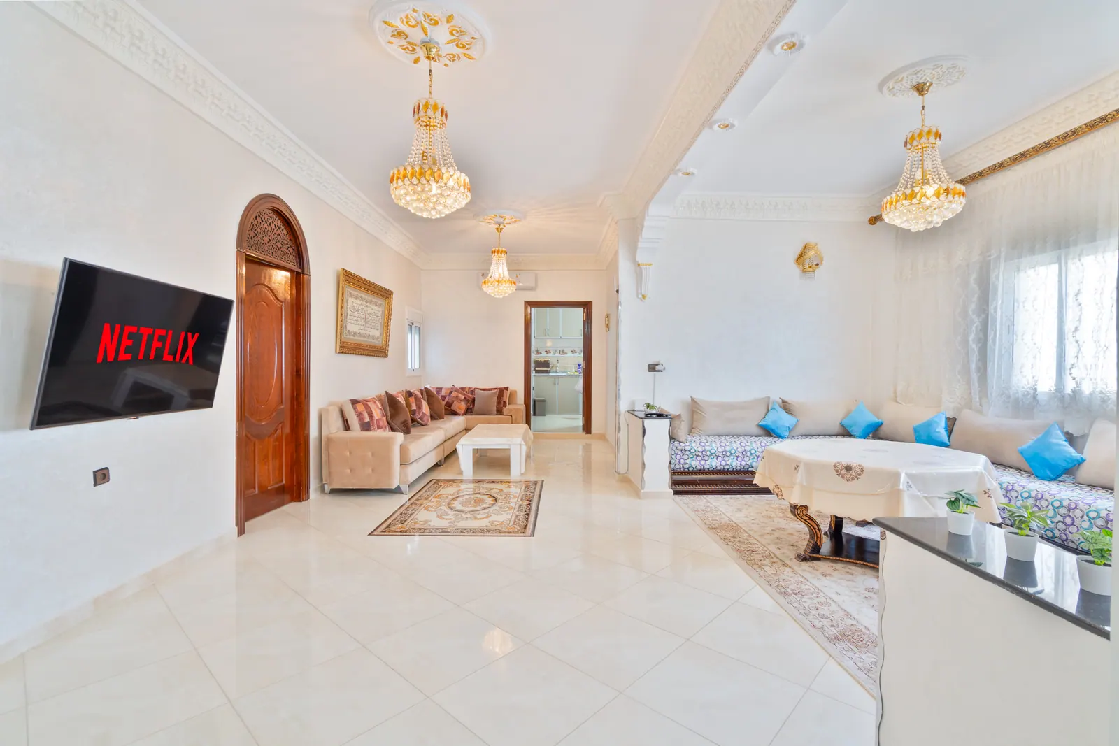 Salon lumineux de l’appartement à Marshan